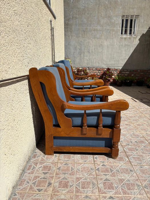 Terno de sofás em bom estado