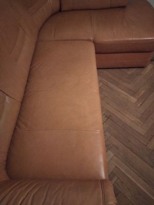 Skorzana sofa rozkladana z funkcją spania.
