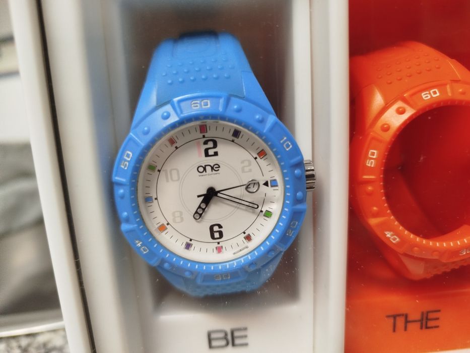 Relógio ONE com caixa e várias pulseiras