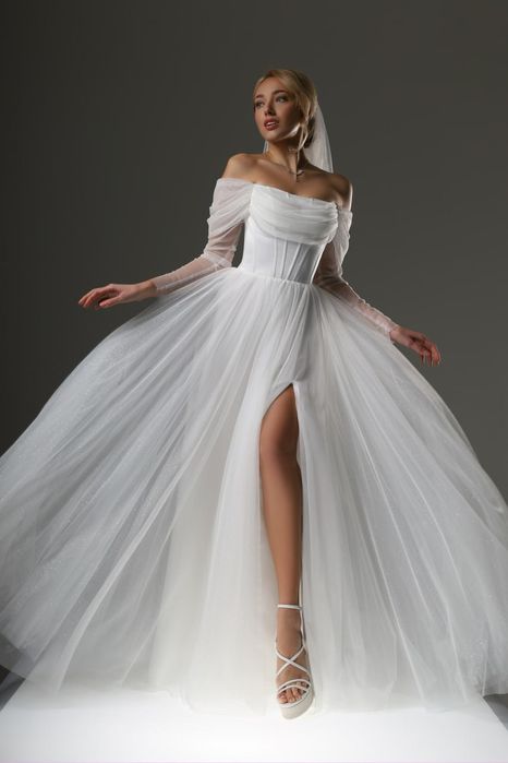 Нова колекція дизайнерських весільних суконь