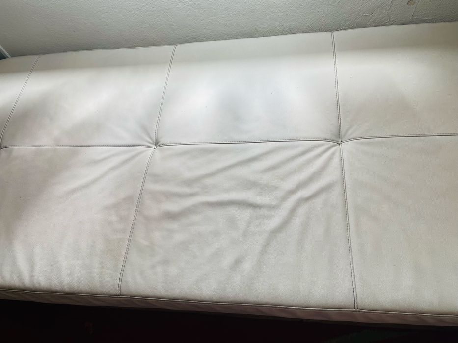 Sofá em pele, cor gelo
