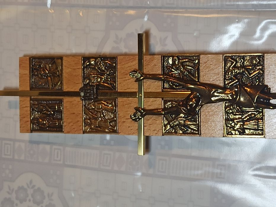 Krzyż wiszący ze stacjami drogi krzyżowej