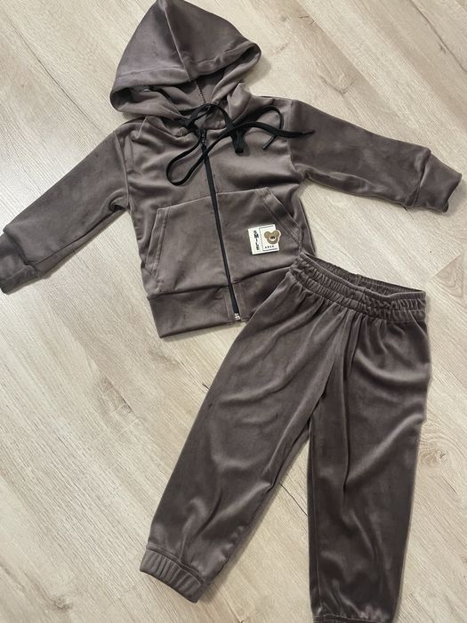 Велюрові костюми для дівчат та хлопців