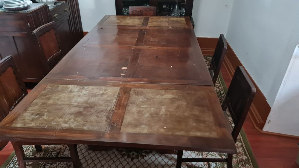 Sala antiga com 2 aparadores mesa e cristaleira