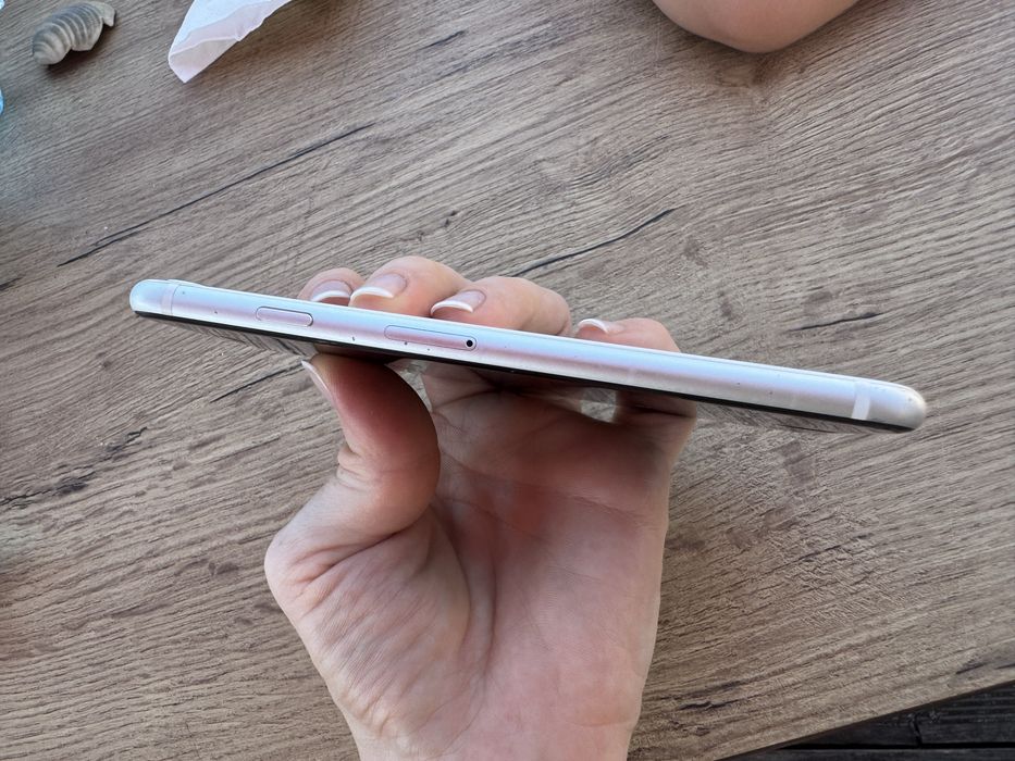 iPhone SE 2020 128 GB Branco – Funcional, com ecrã rachado