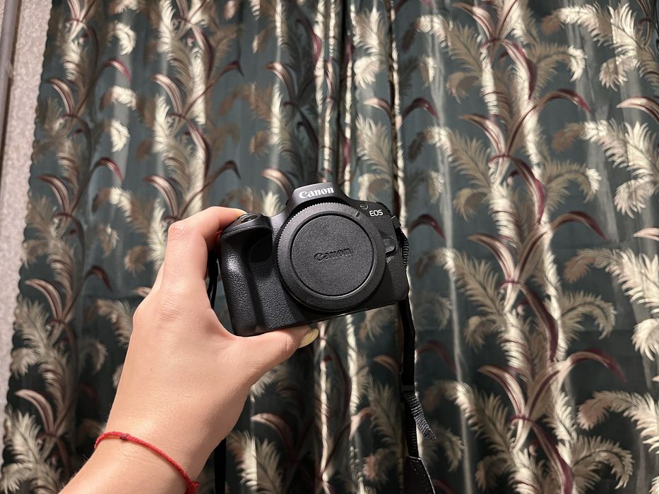 Продам фотокамеру Canon R100
