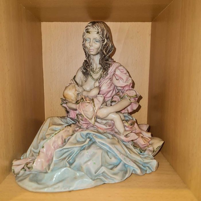 Escultura Decorativa Mãe a Amamentar – Figura Feminina com Criança