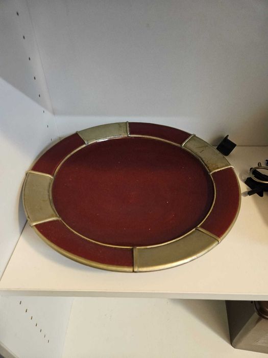 Prato vermelho decorativo de loiça