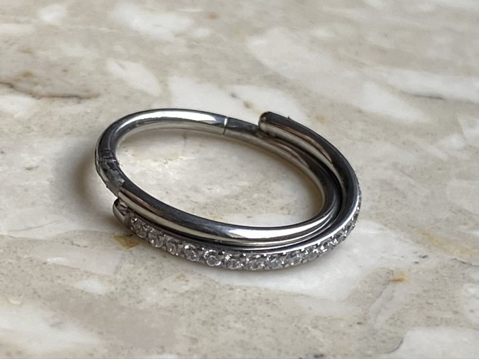 Unisex kolczyk 12 mm piercing 16 G zakręcone kółko segment Tytan