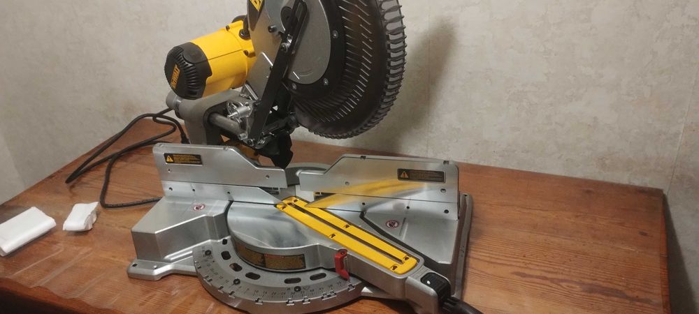 торцовка DeWalt DWS709  з протяжкою США