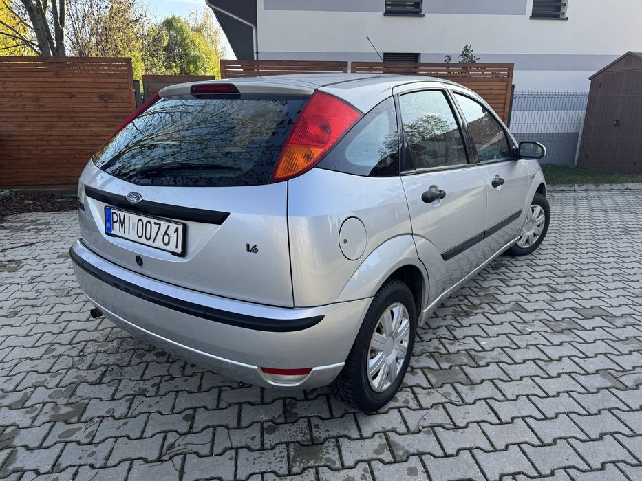 Ford focus 1.6 benz niski przebieg bez rdzy2003r
