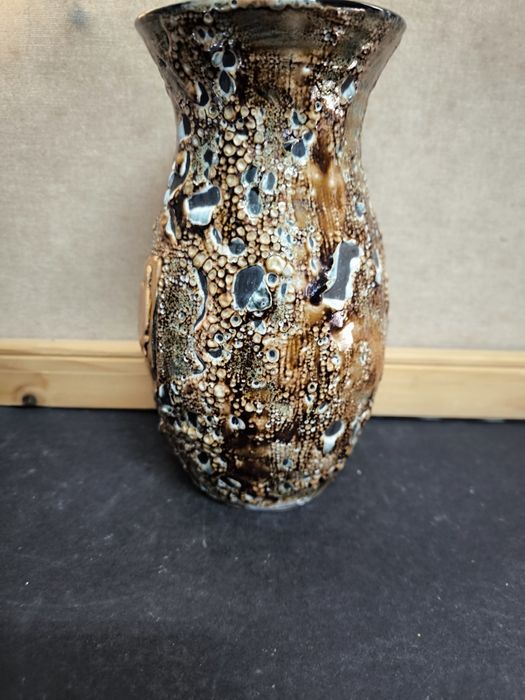 Jarra cerâmica bege e castanho