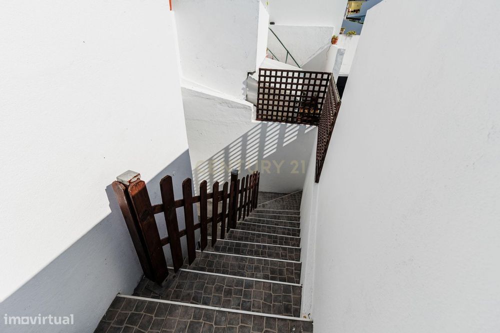 Moradia T3 com Terraço e Vista Mar em Santa Cruz, Lagoa