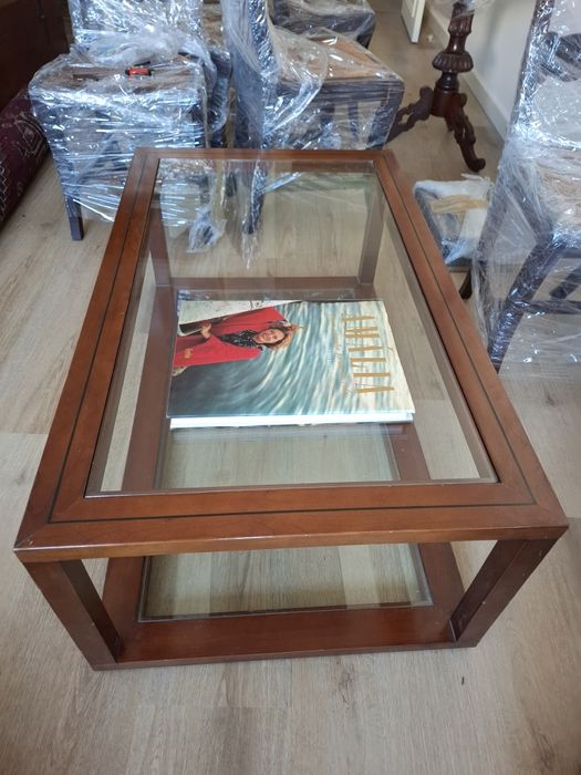 Mesa de apoio com tampo em vidro