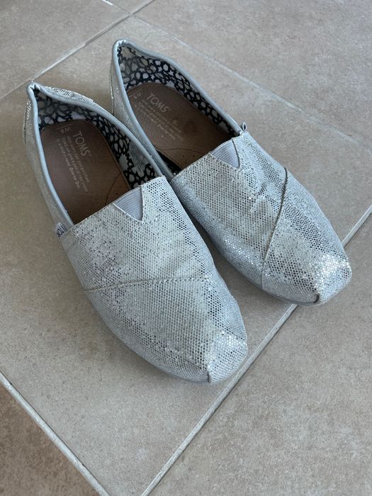Sapatos da TOMS brilhante PRATA