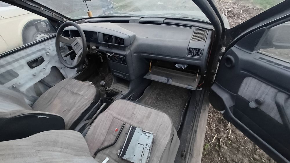 Пежо 405.  двигун 1.6 в хорошому стані