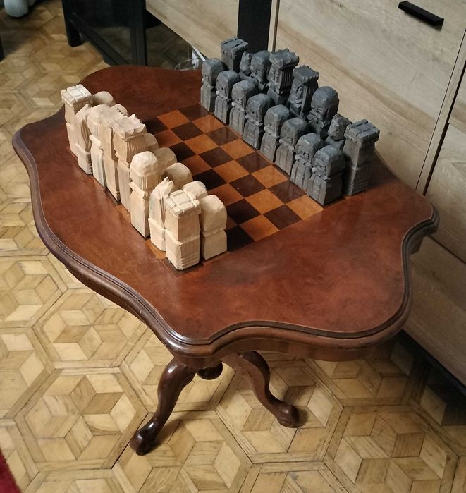 drewniany elegancki stolik szachowy z szachami