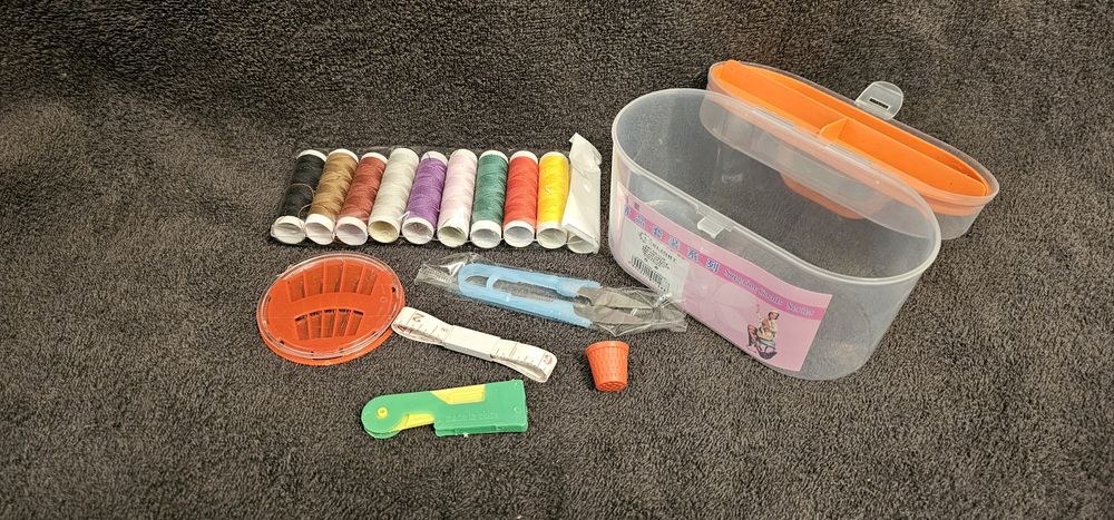Zestaw krawiecki do szycia podróżny nici 10 szt igły nożyk nawijarka
