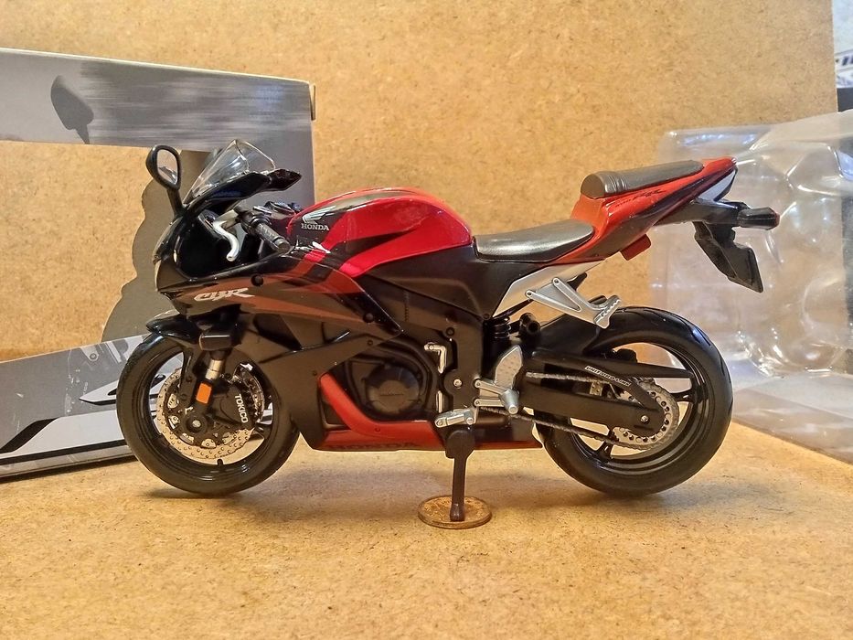 MAISTO 1/12 Motociclo Honda CBR 600 RR