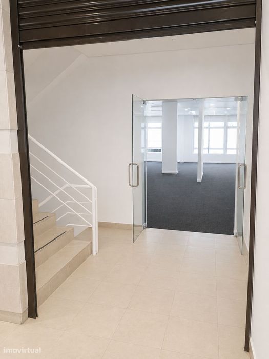 Espaço Comercial 3 pisos e zona nobre Lisboa/Telheiras