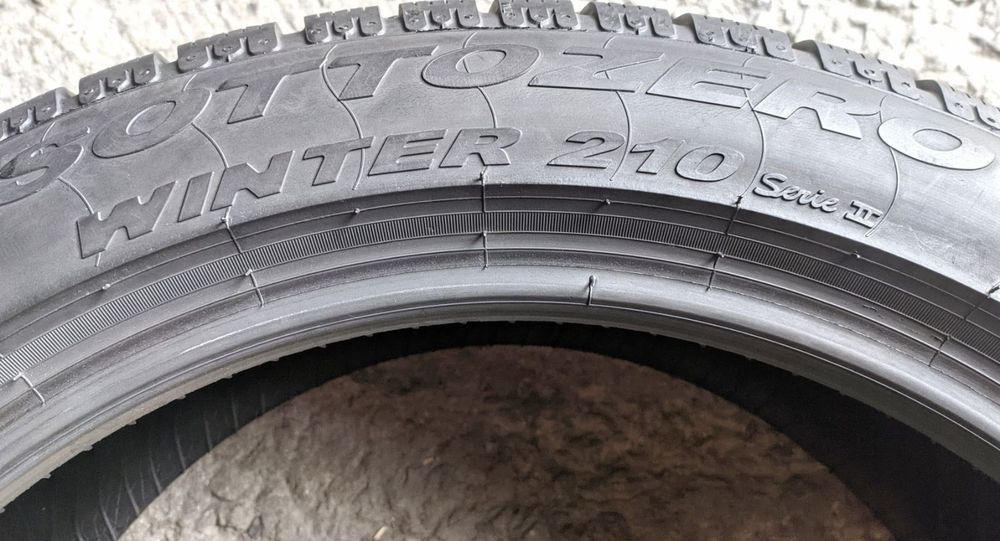 Шини зимові R18 225/50 Pirelli Sottozero Winter 210