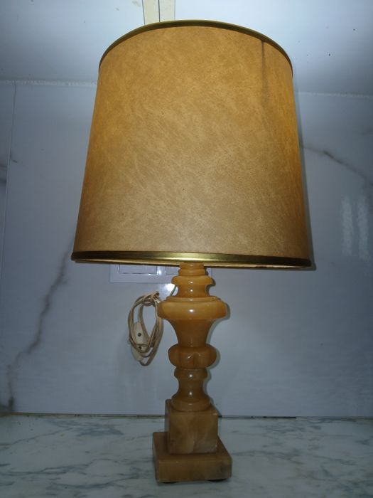 Candeeiro de mesa em pele e marfinite