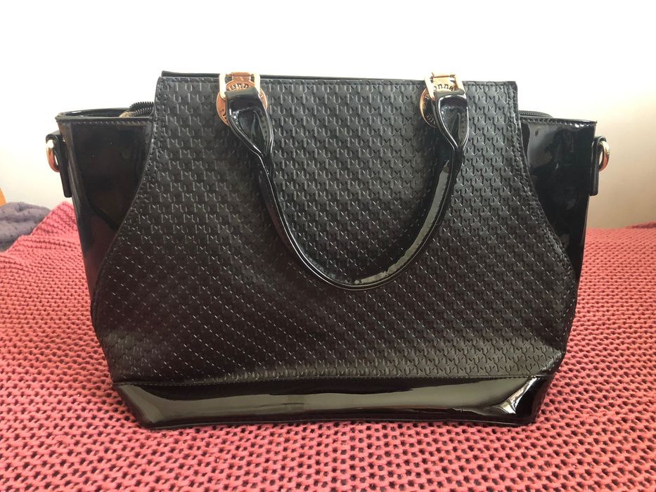 Lakierkowana torebka Monnari