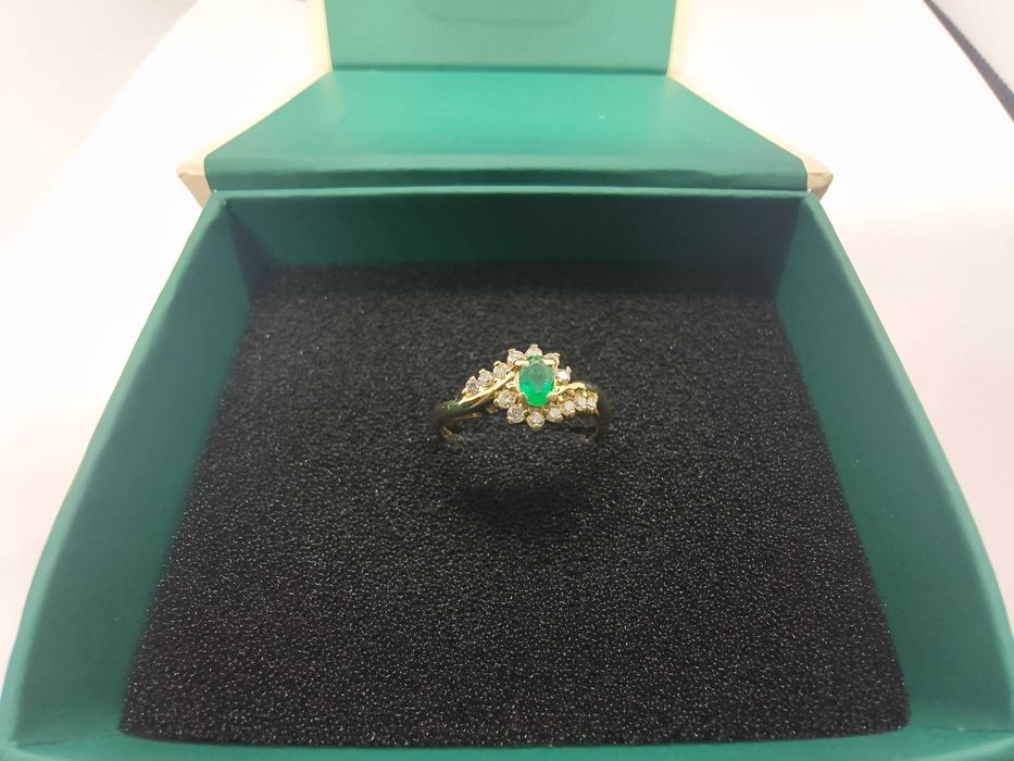 Złoty pierścionek z naturalnym szmaragdem 0.18ct i brylantami 0.20ct MagicGlow Certyfikat