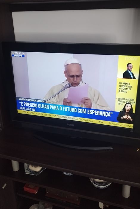 LCD sanyo 32" com comando