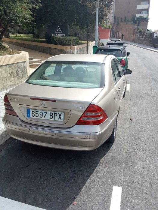 Vendo Mercedes C 220 CDI Elegance Aut. (2002) – Matrícula ES foto 2