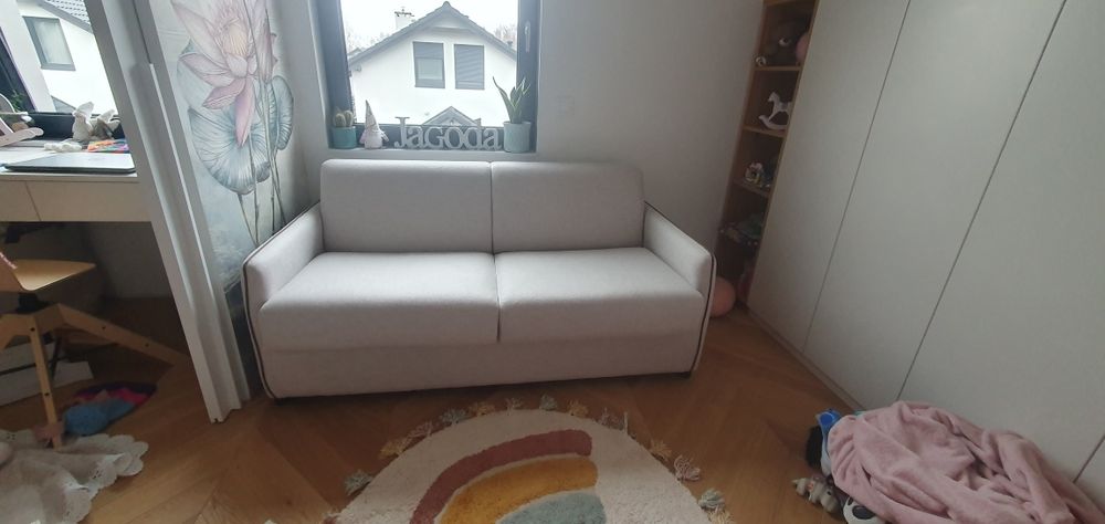 Elegancka, rozkladana sofa Beliani z funkcją spania.