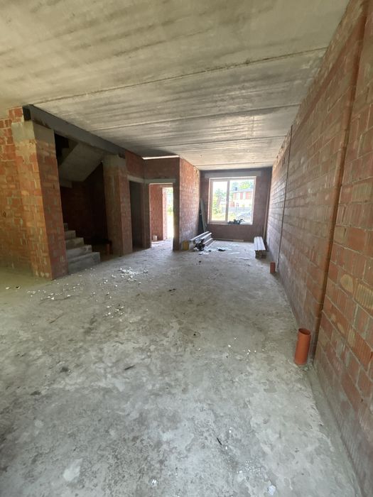 Просторий і стильний будинок у сучасному котеджному містечку