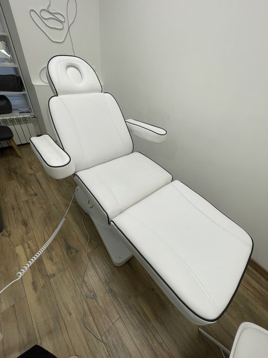 Косметологічна електрична кушетка Calissimo Liam 3 двигуна біла