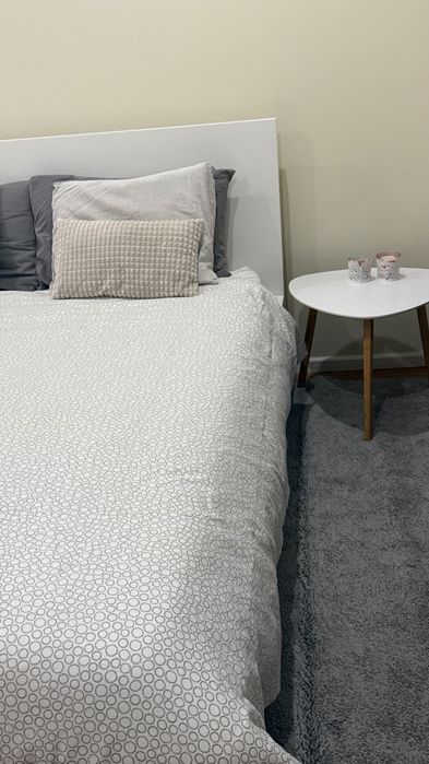 Cama com colchão, tapete e móvel de tv pouco uso em bom estado