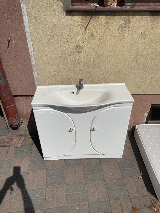 Szafka z umywalką i bateria di łazienki