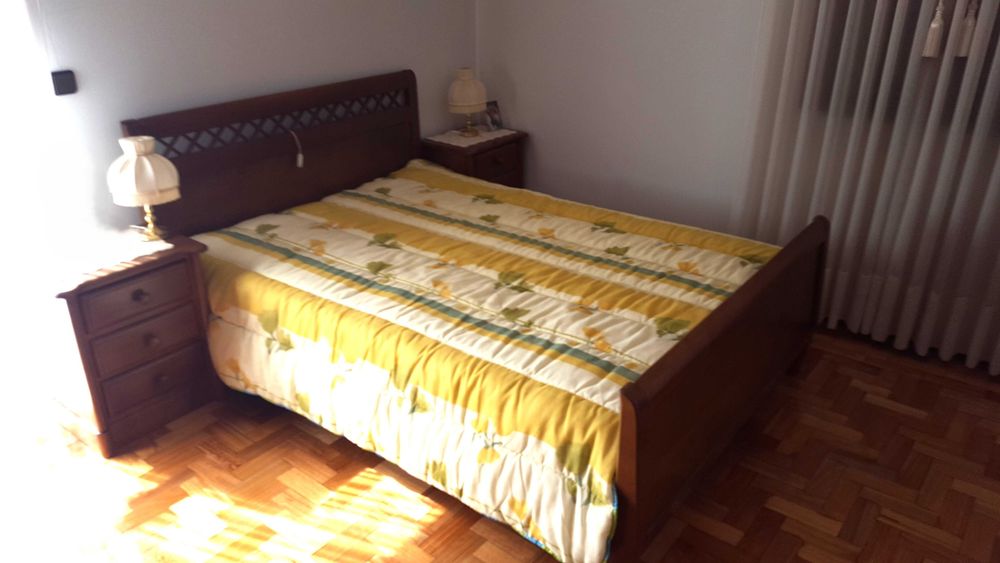Quarto de casal em madeira de Carvalho, ótima qualidade.