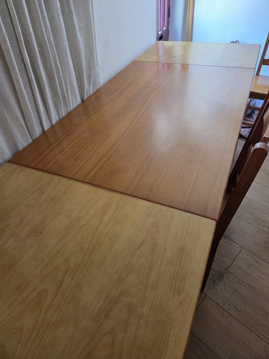 Mesa de Jantar Extensível em Madeira + 4 Cadeiras | Excelente Estado