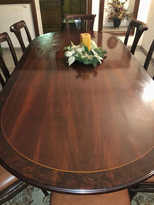 Mesa de jantar em madeira
