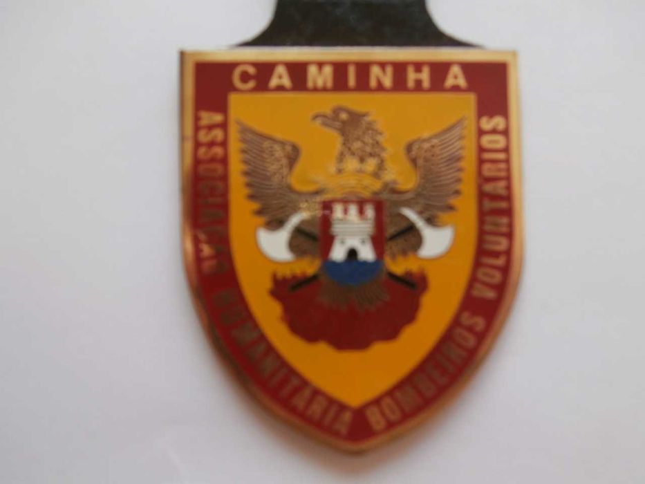 Vários  crachás de bombeiros