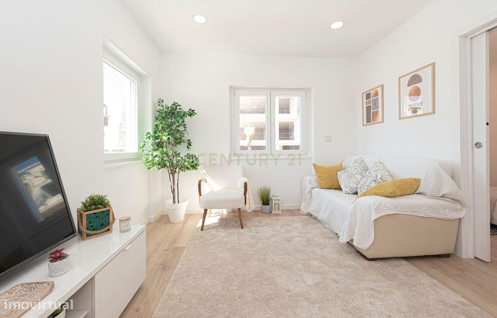 Apartamento Renovado com Vista Mar no Coração de Cascais