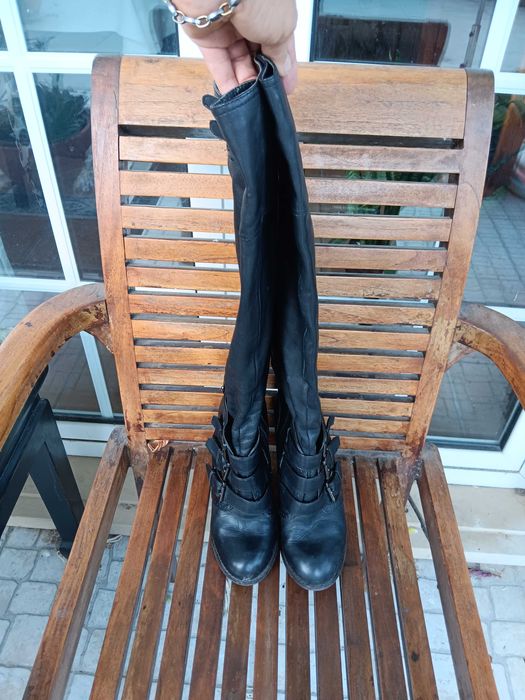 Botas de salto e cano alto em pele da Aldo