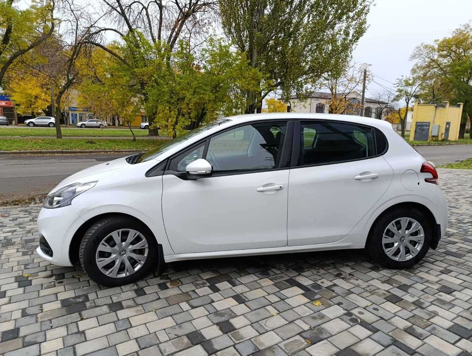 Peugeot 208 2017 року 1.2 л./бензин