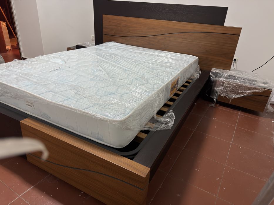 Cama casal com mesinhas cabeceira