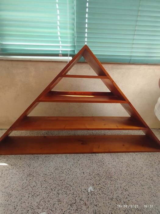 Estante triangular em madeira , em óptimo estado