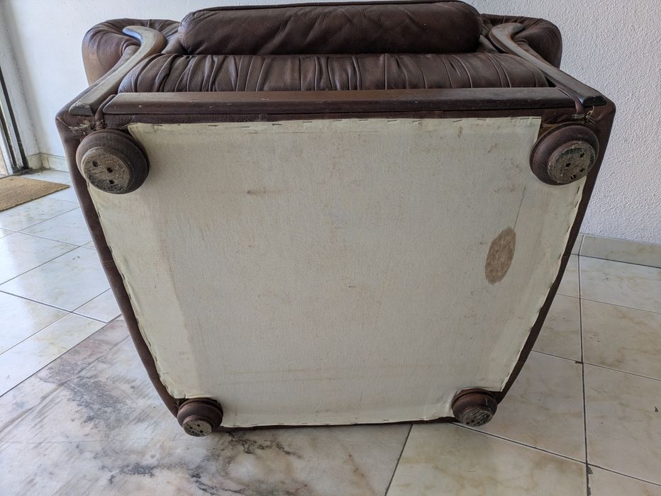 2 sofás em pele, usados e bem estimados