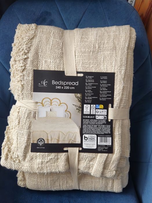 Sprzedam narzutę na łóżko 240/220 NOWA