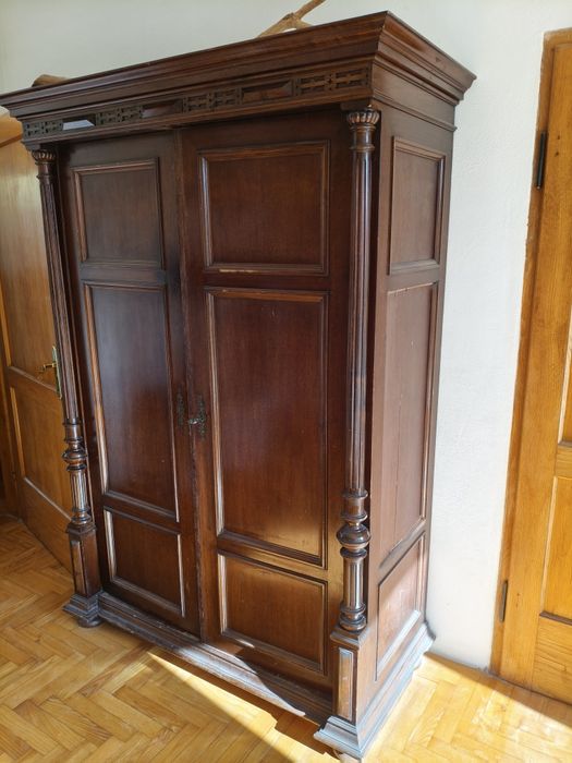 Antyczna rzeźbiona szafa