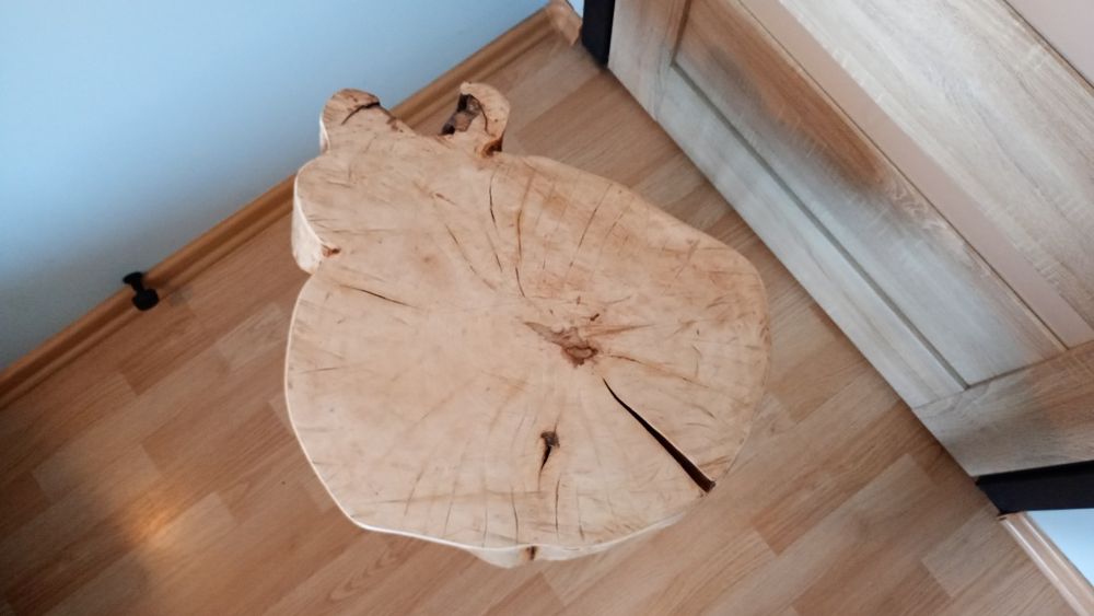 Stolik kawowy wykonany z plastra drewna