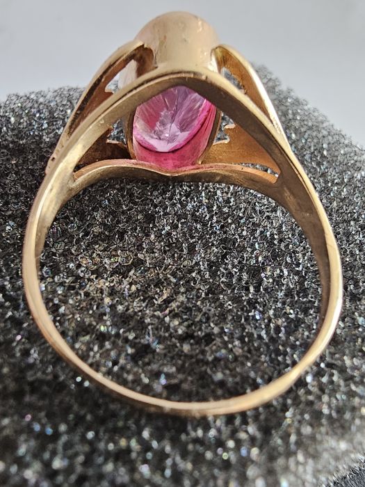 Anel ouro com pedra rosa