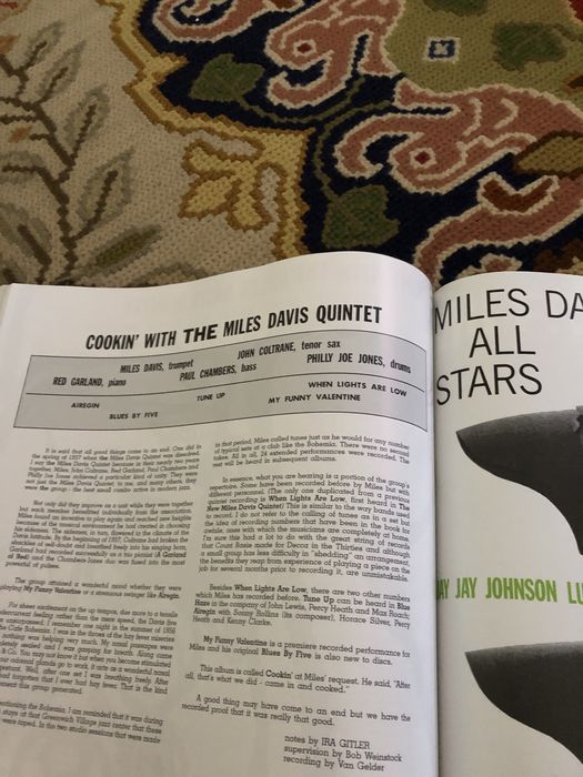 Livro com as capas de vinis de jazz